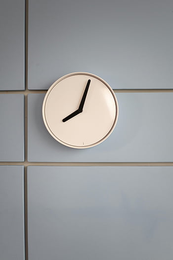 Orologio analogico minimalista, orologio da parete, Sfondo piastrellato moderno, colpo del primo piano, semplicità, eleganza, design minimalista, orologio analogico, Orologio da parete moderno, muro piastrellato, Orologio semplice