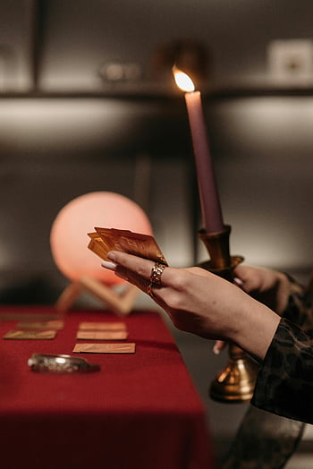 tarocchi, lume di candela, fortuna-dice, mani che tengono, avvicinamento, tavolo, palla di cristallo, divinazione, mistico, rituale, candela
