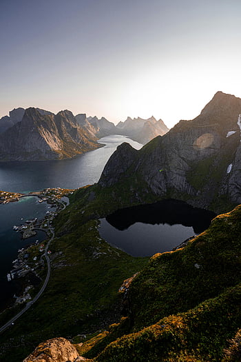 reine, Norja, kalliot, järvet, auringonlasku, ilmakuva, rauhallinen järvet, kiviset huiput, upea näkymä, luonnonmaisemaa, luonnonkauneus