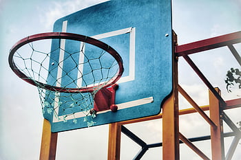 Blue Basketball Hoop, hnědý basketbalový koš, venkovní basketbalový koš, sportovní vybavení, modrá obloha, detailní fotografie, basketbalová síť, basketbal opěradlo, venkovní sporty, basketbalové hřiště, jasně modrá obloha