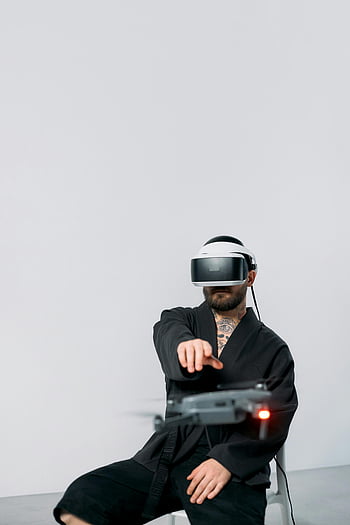 おとこ、 VRヘッドセット、 ドローン、 スタジオ設定、 無地の背景、 バーチャルリアリティ、 ポインティング、 飛行ドローン、 技術、 コントロール、 未来的な