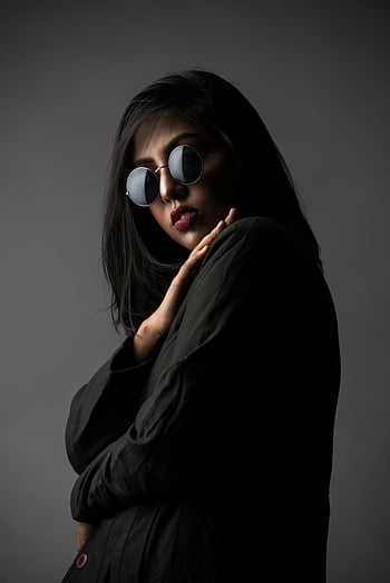 žena, černé sluneční brýle, modelka, elegantně pózování, tmavé sluneční brýle, STORYTY BOLDOP, Stylový portrét, černé oblečení, moderní móda, portrétní fotografie, tmavé pozadí