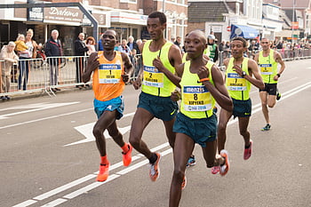 Muži, kteří běží maraton, Městská ulice Marathon, běžci maratonu, Sledování diváků, Urban Marathon, Muži v běžném vybavení, maratónský závod, Městský maraton, pouliční závod, Běžecká událost, účastníků maratonu