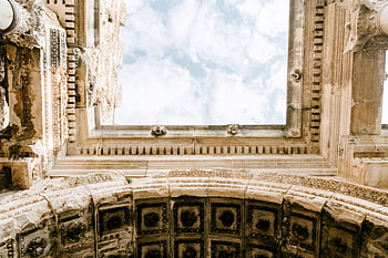 starověké zříceniny, architektonické detaily, nízký úhel záběru, otevřené nebe, složitý design, historické architektury, pohled na oblohu, starověké struktury, historické místo, kamenná architektura, pozadí oblohy