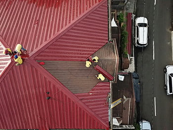 屋根の修理、 空撮、 労働者、 赤い金属屋根、 ケソン市、 フィリピン、 家の屋根、 建設、 メンテナンス、 建物、 安全装置