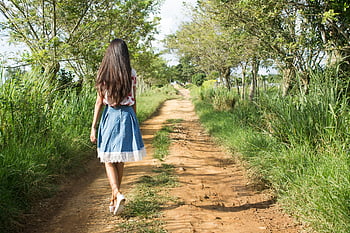 femme, jupe bleu, jupe blanche, l'herbe verte, chemin de terre rural, verdure luxuriante, jour, en marchant, de plein air, la nature, campagne