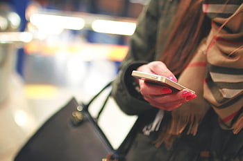 kvinna med telefon, smartphone, elegant halsduk, täcka, inomhusmiljö, närbild, rosa naglar, handväska, modernt sätt, Vardaglig stil, Urban miljö