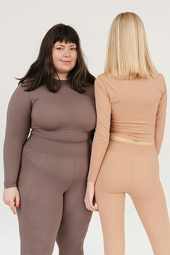 Positif Tubuh, pakaian aktif, wanita yang percaya diri, Pengaturan Studio, wanita muda, wanita gemuk, wanita langsing, studio putih, merangkul gaya, Gaya percaya diri, mode pakaian aktif