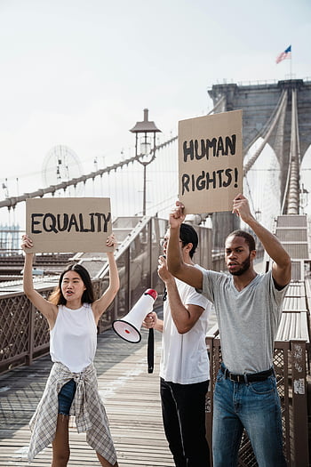 carteles de protesta, jóvenes activistas, señales de igualdad, derechos humanos, protesta de puente, Justicia social, megáfono, demostración al aire libre, Diversos manifestantes, derechos civiles, activismo