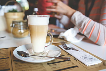 กาแฟลาเต้, ฟองนม, แก้วทรงสูง, คาเฟ่สไตล์, แก้วลาเต้, ร้านกาแฟบรรยากาศสบาย ๆ, การตั้งค่าร้านกาแฟ, แก้วมัค, ศิลปะลาเต้, เครื่องดื่มคาเฟ่, ร้านกาแฟ