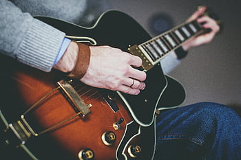 Person, die Gitarre spielt, elektrische Gitarre, Musikalische Kreativität, detaillierte Ansicht, Gitarrenspieler, Musikinstrument, Gitarre spielen, Nahansicht, Musikalische Performance, Gitarrenmusik, Musiker