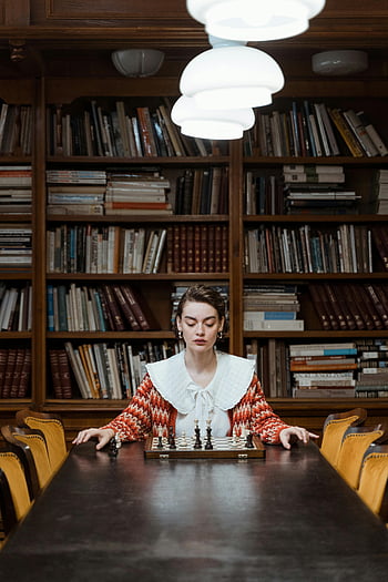 femeie care joacă șah, Biblioteca confortabilă, rafturi de cărți, jucător de șah concentrat, joc de sah, Setare bibliotecă, tablă de şah, femeie în bibliotecă, Strategia de șah, Cameră plină de carte, piese de șah