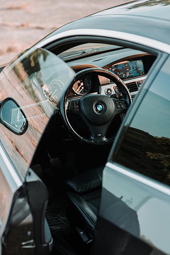 BMW E92, bmw m3, 자동차 인테리어, 수직 각도, 문호 개방, 스포츠카, 계기반, 스티어링 휠, 가죽 좌석, 현대적인 디자인, 차량 내부