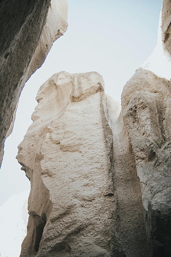 erodierter Stein, Cliff, Sandsteinfelsen, natürliche Erosion, Einzigartige Formationen, vertikal erschossen, Landschaft im Freien, Geologische Merkmale, Steinformationen, Naturfotografie, vertikale Zusammensetzung