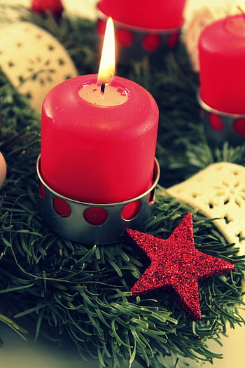 candela rossa del pilastro, corona di Natale, ornamenti festivi, candela accesa, Ghirlanda Decorativa, arredamento per le vacanze, decorazione natalizia, candela rossa, illuminazione festosa, illuminazione per le vacanze, candela di natale