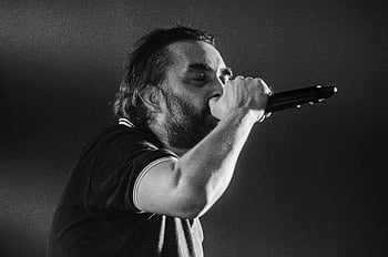 muž zpěv, Black Polo Shirt, černobílý, detail, mužský zpěvák, vášnivý výkon, mikrofon, Černý a bílý, koncert, živé vystoupení, hudba