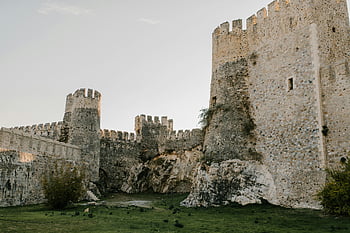 Starożytny kamienny zamek, betonowy zamek, białe niebo, czyste Niebo, zieleń, starożytne mury, stary Zamek, kamienne ściany, architektura historyczna, średniowieczny zamek, Starożytna fortyfikacja