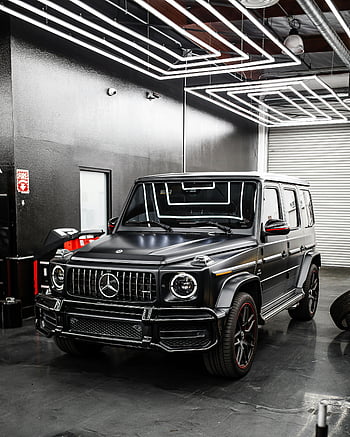 Černá třída Mercedes-Benz G, čelní pohled, zaparkováno suv, Moderní automobilová garáž, elegantní design, luxusní vozidlo, mercedes-benz suv, Černý exteriér, Moderní garáž, špičkové auto, Přední perspektiva