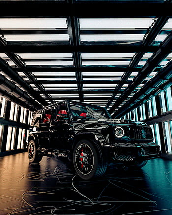 Black Mercedes SUV, nízký úhel záběru, Luxusní SUV, osvětlený showroom, elegantní design, černá suv, Interiér showroomu, Vozidlo Mercedes, špičkové auto, Moderní showroom, luxusní vozidlo