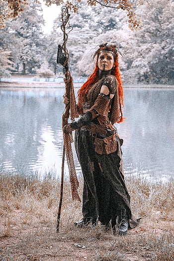 Kostium średniowieczny, cosplay, brązowy kij, spokojne jezioro, Fantazja, personel, kobieta, średniowieczna fantazja, strój cosplay, Natura, ustawienie na zewnątrz