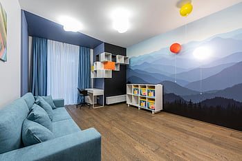 Współczesne wnętrze, Przestronny pokój, niebieska sofa, Kreatywne półki, Mountain Mural, sztuka ścienna, balony, nowoczesny pokój, drewniana podłoga, kolorowy wystrój, Przytulna przestrzeń życiowa