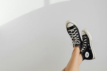 unterhalten sich alle Sterne, schwarze Turnschuhe, weißer Hintergrund, Gelegenheitsmode, High-Top-Schuhe, Converse-Schuhe, Sneaker-Stil, Modeschuhe, Freizeitschuhe, Weiße Schnürsenkel, minimalistischer Hintergrund