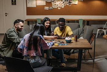 amigos jogando cartas, Configuração interna aconchegante, grupo de amigos, jogo de cartas, rindo, interagindo, Gathering de reunião, atividade social, Configuração casual, amigos curtindo, atmosfera aconchegante