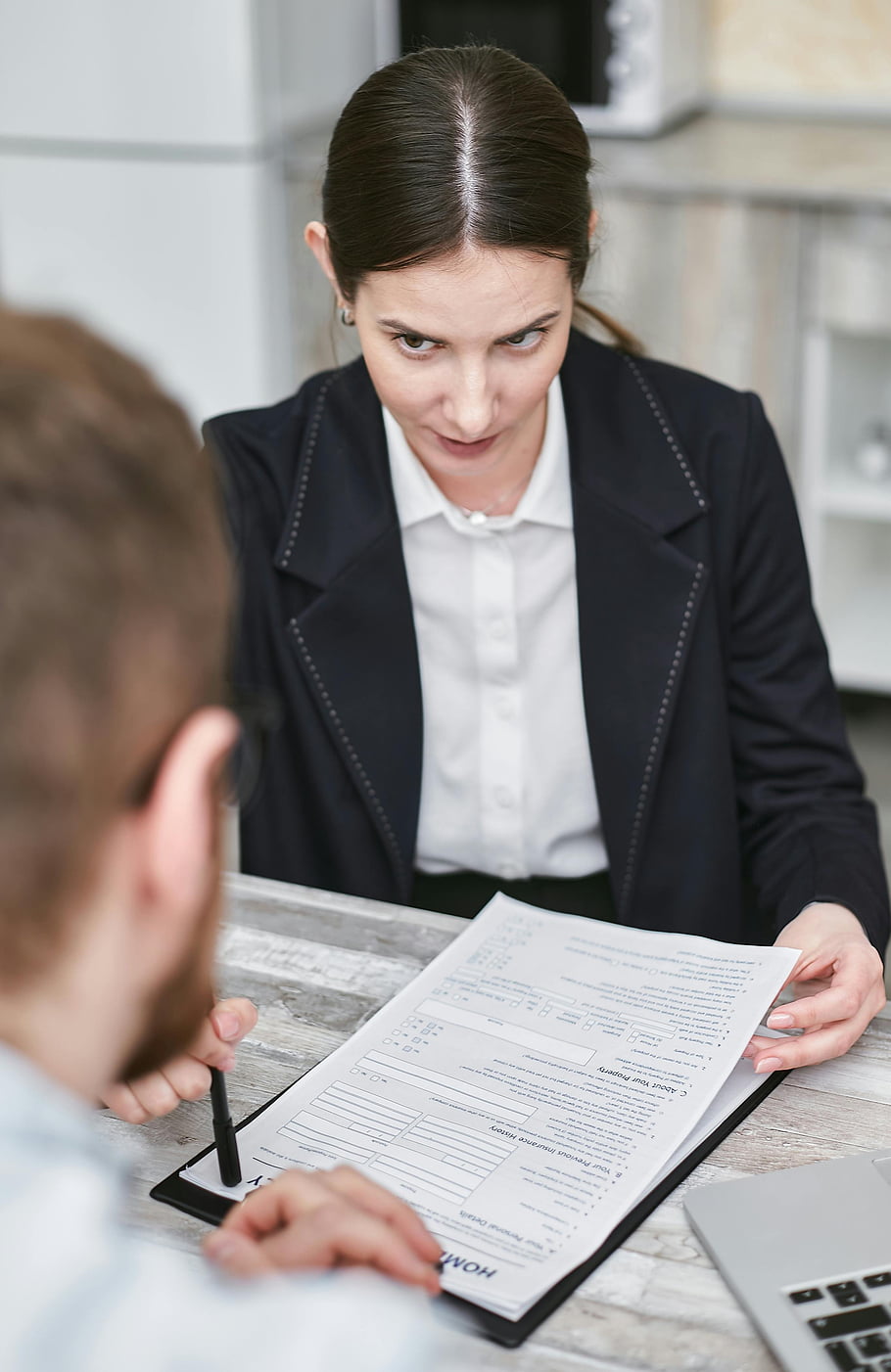 incontro, dirigente femminile, Revisione del contratto, Interazione del cliente, impostazione professionale, Discussione del documento, ambiente di ufficio, donna d'affari, cliente maschio, conversazione alla scrivania, abbigliamento formale