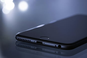 Űrszürke iPhone 6, közelkép, karcsú okostelefon, homályos bokeh, modern technológiai tervezés, visszaverődés, iphone, technológia, tervezés, bokeh