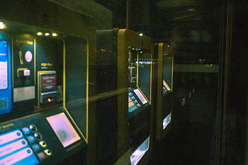 тъмна снимка, осветени машини за билети, ред машини, тъмна обстановка, рефлективна перспектива, билетни каси, публичен транспорт, автоматизирани машини, нощна сцена, градска среда, павилиони за самообслужване