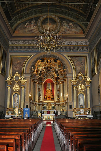 igreja barroca, interior da igreja, detalhes ornamentados, lustre, altar, arquitetura religiosa, decorações de ouro, afrescos do teto, estátuas religiosas, tapete vermelho, bancos