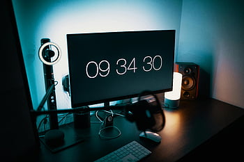 fladskærm skærm, digitalt ur, omgivende belysning, Slank skrivebordsopsætning, Stor skærm, skrivebord setup, omgivende lys, digital display, moderne skrivebord, kontor opsætning, arbejdsområde design