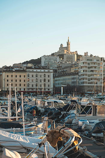 Marseille Harbor, Boote angedockt, Notre-Dame de la Garde, Wasserfahrzeuge, Hafenblick, angedockte Boote, Marseille, Notre Dame, Hafenszene, Dock, Boote