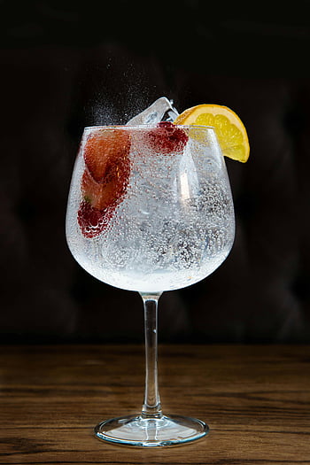 Cocktail, Erdbeeren, Zitrone, Gin und Tonic, Erfrischungsgetränk, Glas mit Eis, Fruchtgarnitur, alkoholisches Getränk, Sommergetränk, prickelndes Getränk, Eiswürfel
