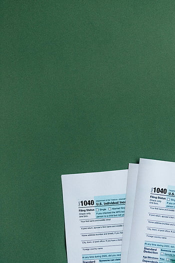 納税申告書、 米国税フォーム1040、 緑色の表面、 ファイナンステーマ、 課税テーマ、 個人収入、 提出ステータス、 税務書類、 財務計画、 税務準備、 納税シーズン