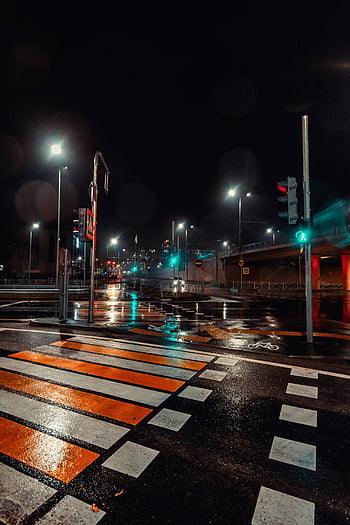 prázdné silnici, v noci, ulice, mokré dlažby, odrážející pouliční světlomety, dopravní signály, městská noční scéna, noční fotografie, světla města, Reflexní povrchy