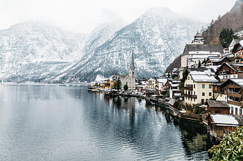 Hallstatt, paesaggio invernale, montagne innevate, lago, scena idilliaca, Foto diurna, Villaggio austriaco, scenario alpino, case coperte di neve, campanile della chiesa, riflesso nell'acqua