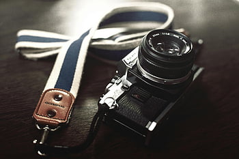 macchina fotografica retrò, telecamera analogica nera, cinturino blu e bianco, superficie di legno, macchina fotografica d'epoca, fotocamera olympus, cinturino della fotocamera, fotografia analogica, macchina fotografica classica, accessori per fotocamere, attrezzatura fotografica