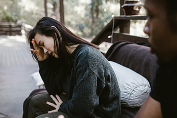 Sorunlu Çift, açık hava sohbeti, Duygusal Tartışma, açık havada oturma, derin duygusal, Çift konuşuyor, dış mekan ayarı, Duygusal An, çift ​​etkileşim, açık hava konuşma, duygusal çift