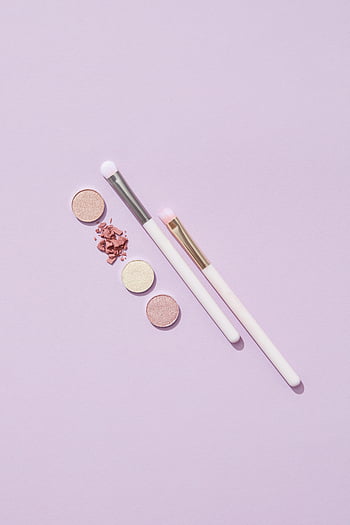 øjenskygge pulver, make-up pensler, Pastel lilla baggrund, skønhed essentials, fladt læg, kosmetiske værktøjer, makeup produkter, øjenskygge paletten, Makeup ansøgning, Skønhedsværktøjer, make up artist