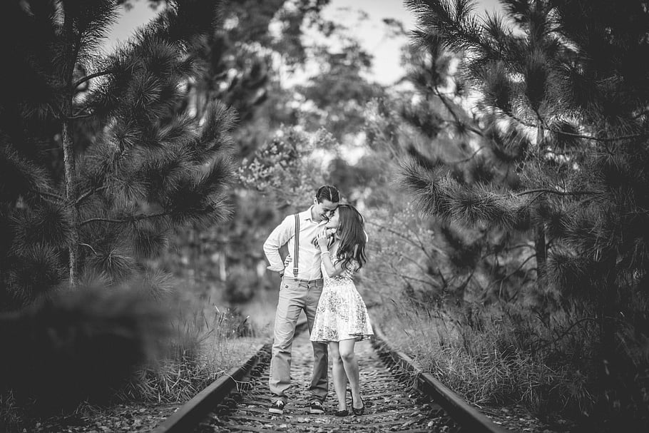 foto antic, bianco e nero, coppia che si bacia, binari ferroviari, alberi di pino, coppia romantica, fotografia in bianco e nero, Coppia all'aperto, coppia ferroviaria, sfondo di pino, scena romantica