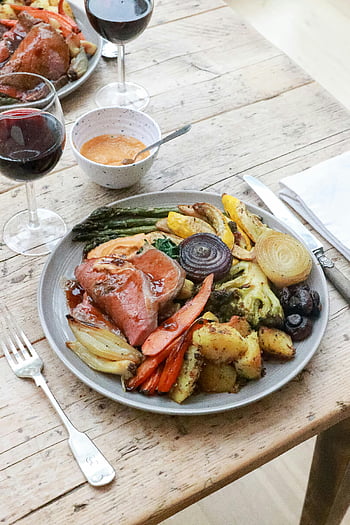 leckeres Gericht, Gemüse, Cafe, Gourmet -Braten Abendessen, gemischtes Gemüse, Wein, rustikaler Tisch, Braten Abendessen, Weinpaarung, rustikales Essen