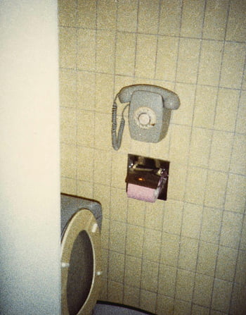 Retro koupelna, kachlová stěna, rotační telefon, toaletní papír, toaleta, vinobraní telefon, Koupelnová scéna, obložená toaleta, držák toaletního papíru, retro toaleta