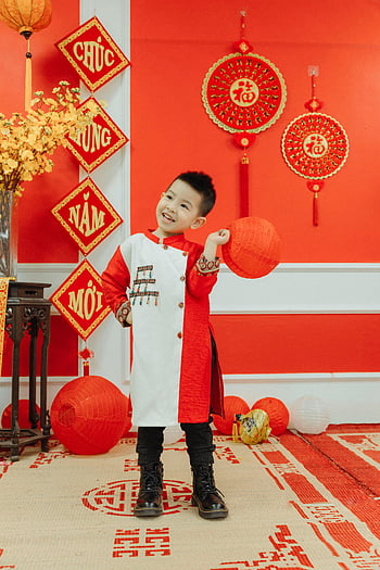 ao dai, punainen lyhty, Tet-juhlat, Vietnamilainen pukeutuminen, onnellinen lapsi, perinteiset vaatteet, Tết -festivaali, vietnamilainen kulttuuri, juhla-koristeet, Tet-uusivuosi, lapsi pitelee lyhtyä