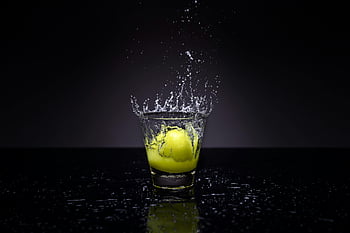 citron splash, sklenice vody, tmavé pozadí, ovoce ve vodě, Kapalina Splash, žluté ovoce, kapky vody, vysokorychlostní fotografie, fotografie zátiší, akce výstřel, odrazný povrch