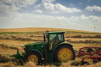traktor, seno pole, muž jízdy, zelený traktor, modré nebe, sklizně, zemědělské práce, zemědělství, venkovské scény, práce v terénu, traktor na poli