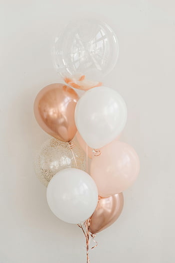 Metalowe balony, białe balony, Przezroczyste balony, Elegancki bukiet, świąteczna dekoracja, Pastelowe balony, Celebration Balloons, Biała ściana, balony z różowego złota, wystrój strony, Ułożenie balonu