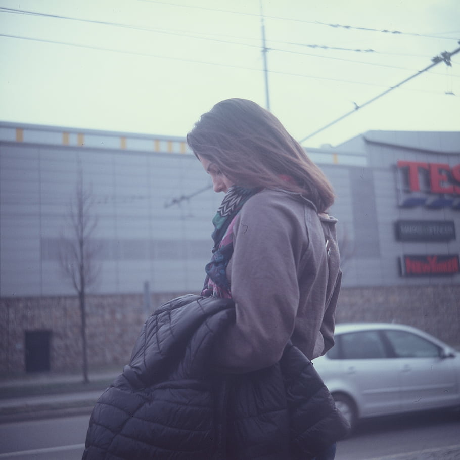 lubitel 2, donna, attraversamento pedonale, film scaduto, Kodak Ektachrome, brno, Repubblica Ceca, Vintage ▾, Scansione professionale, scena urbana, fotografia di strada