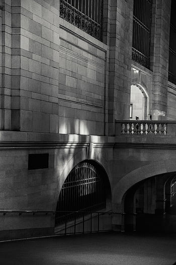Monochromatická fasáda, stará budova, kamenná zeď, historické architektury, oblouky, světelná hra, Černý a bílý, architektonický detail, historické budovy, kamenné oblouky, černobílé fotografování