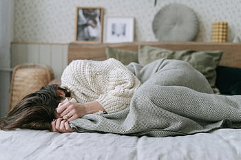 Žena v bílém svetru, ležet na posteli, Útulná přikrývka, vnitřní ložnice, pletený svetr, pohodlná postel, žena odpočívá, útulný interiér, domovní dekorace, relaxace, utěšit